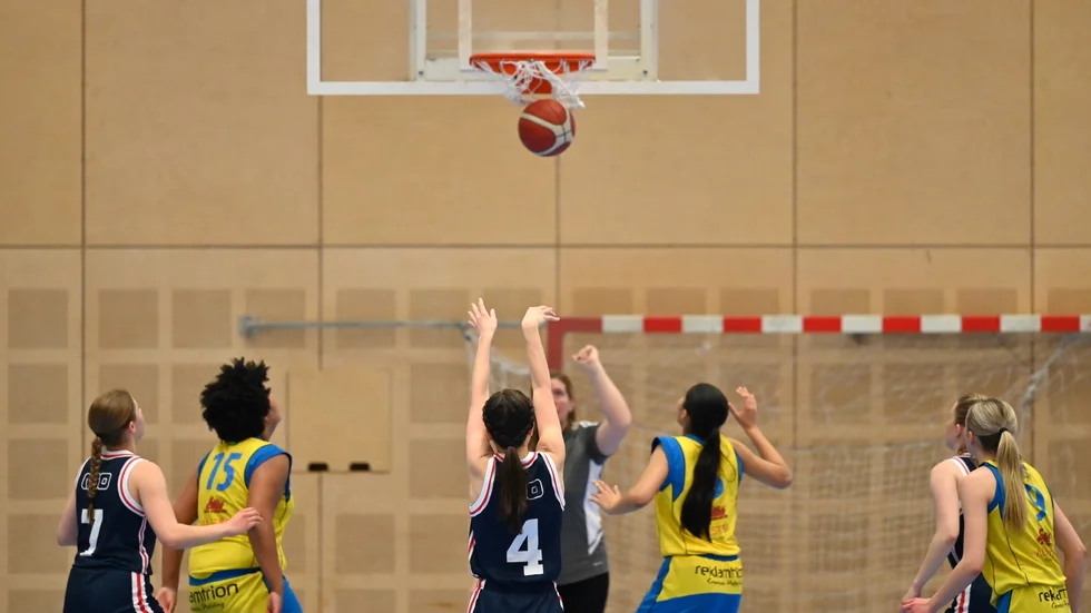 Emma Hultmar var iskall i slutskedet av matchen. Fyra raka straffkast tog hon till vara på och satte spiken i den jämna matchens kista.