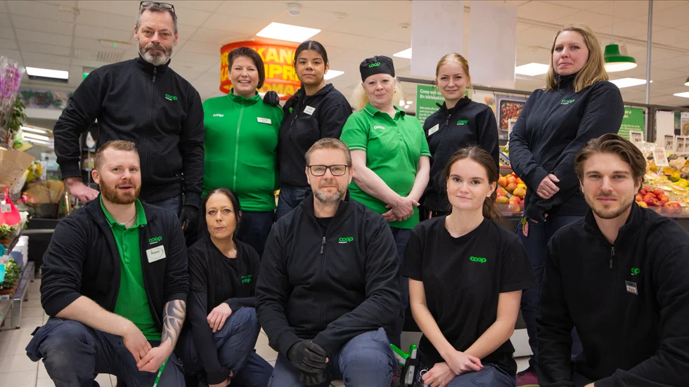 Stora delar av personalen på Coop i Klintehamn. Här är det lagandan som är i fokus.