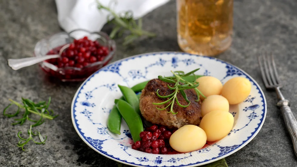 "Jag odlar potatis, morötter, lök och squash, som är basmat och som går att förvara en längre tid. Annat som jag odlar och lägger i förråden är torkade kryddor, jordgubbssylt, gurkor i ättikslag, bostongurka, inlagd chili, tomater som konserverats, svartvinbärssaft, röd vinbärsgelé och grönkål."