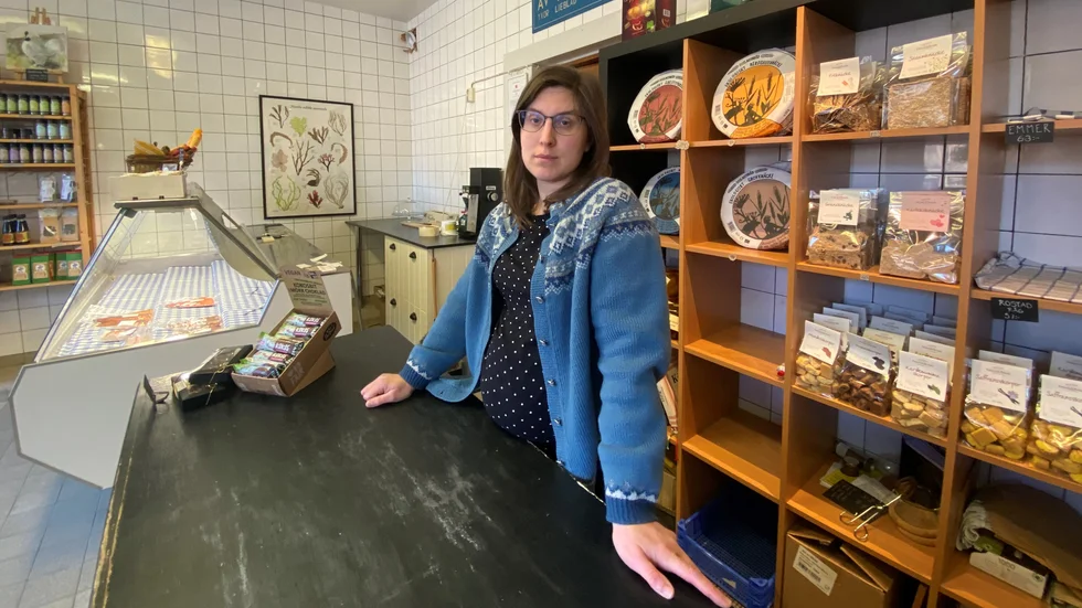 Nu stänger matbutiken Svenska delikatesser som drivits av Ida Lindhagen och sambon Kristian Österlund de fem senaste åren. I lokalen där de håller till har det sedan 1940-talet varit butik i olika former.