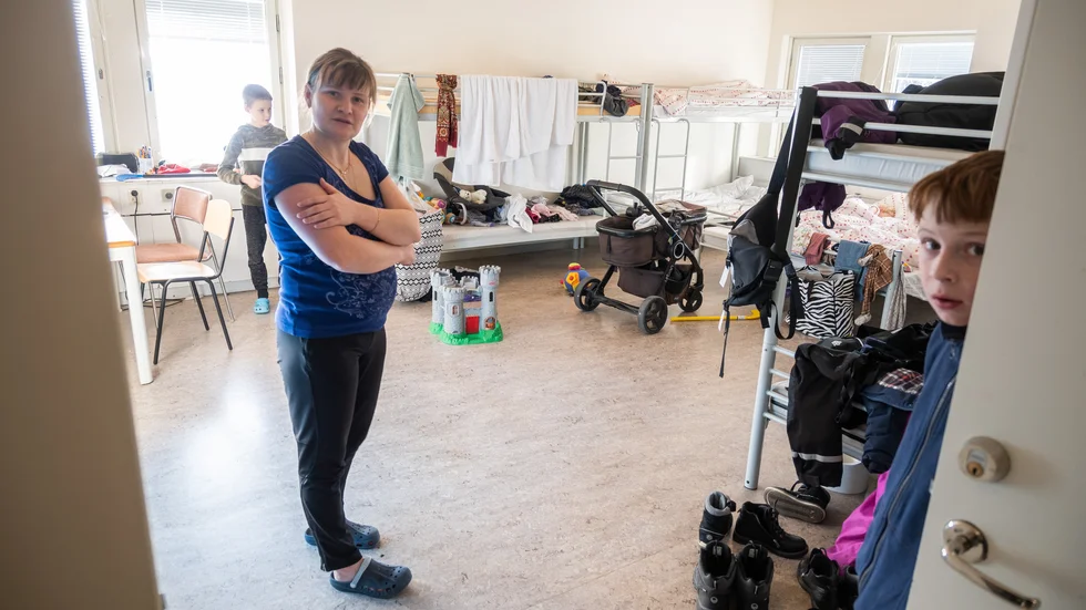 Irina Sakun, 35 år med Jaroslav, 10 år, och Eugeni, 8 år, tillhör en av de familjer som bor på Migrationsverkets boende på Kanslihusvägen. Hela familjen på sju personer delar ett rum.