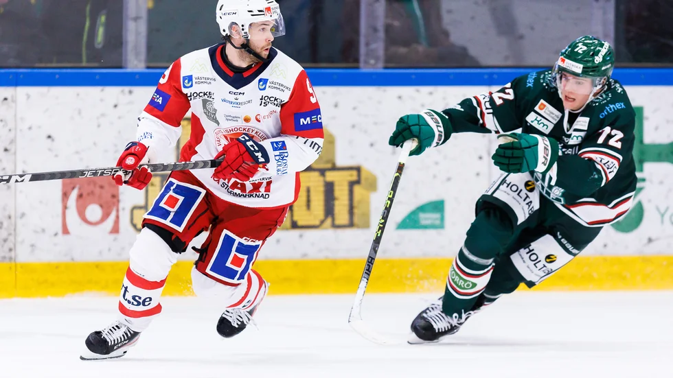 Gabriel Säll, till höger, och hans Tingsryd har matchboll i nedflyttningsserien mot Västervik.