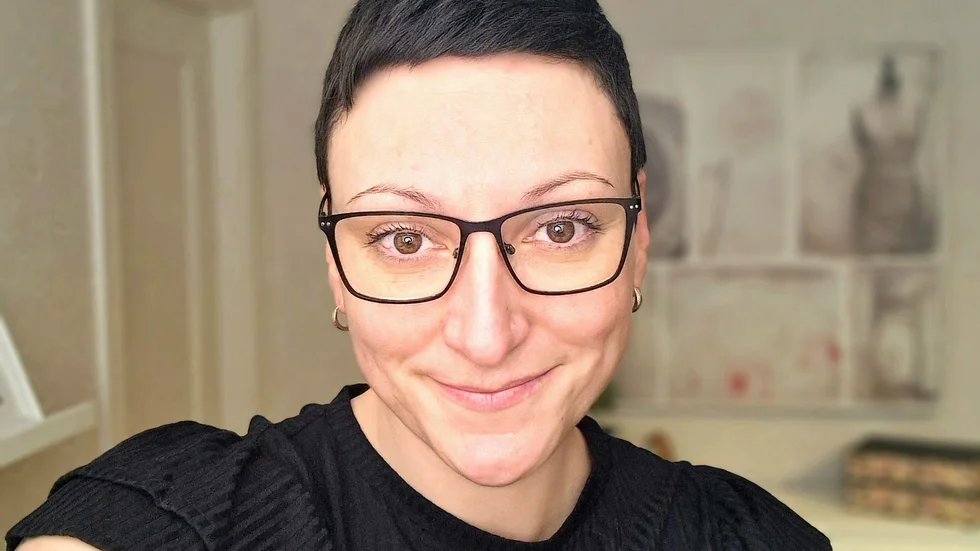 Isabella Strand är utbildad socionom på Mälardalens universitet och bor i Frödinge. Hemmet är också basen för hennes företag Autismkuratorn, där hon genom samtal online eller på plats hjälper personer med NPF, anhöriga och par. 