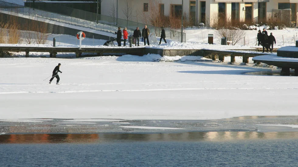 Solen kan påverka isen på djupet utan att det syns på ytan vilket gör vårisarna oförutsägbara. Arkivbild.