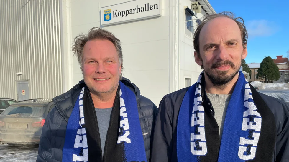 Michel Lundqvist och Fredrik Lindgren i Clemensnäs har påbörjat arbetet efter att platsen till Hockeyettan blev klar.