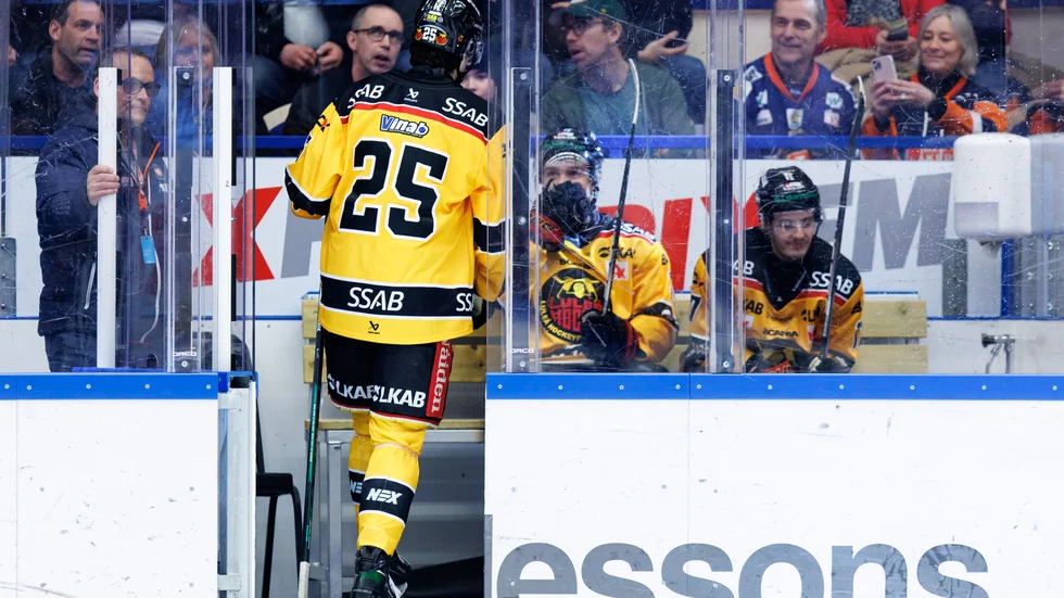 Välfyllt i utvisningasbåset under den tredje kvartsfinalen. " Vi har fått en jävla massa bensin", säger tränare Henrik Stridh efter matchen.
