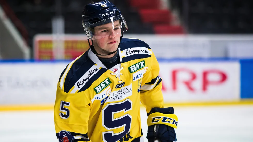 Mariestads Jesper Lindén, på bilden i Södertäljedress, stängs av under kommande två hemmamatcher mot Piteå.  