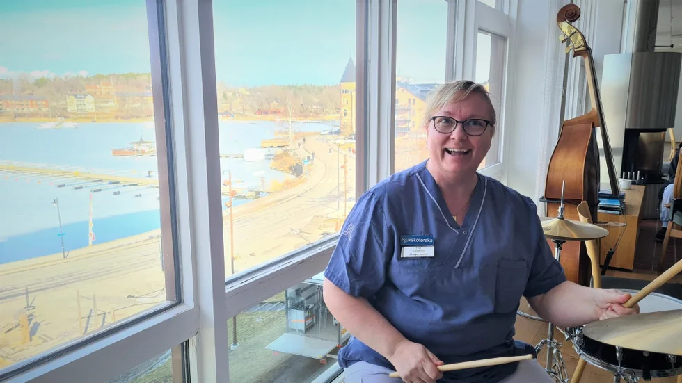 Christina Grape Viding är medicine dr och sjuksköterska. Här i matsalen på Gustavsbergs vårdcentral där hon arbetar när hon inte forskar på Uppsala universitet.