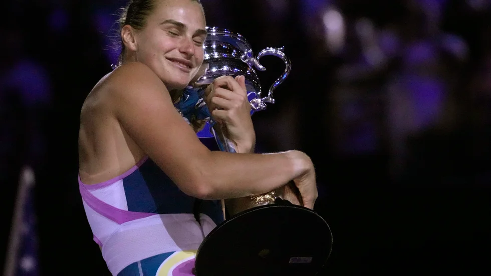 Aryna Sabalenka med ett hårt grepp om pokalen.