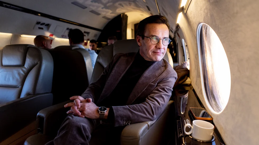 Statsminister Ulf Kristersson (M) under resa i regeringsplanet på väg till Sturups flygplats och sedan vidare för besök i Malmö.