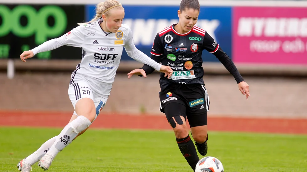 Uniteds senaste nyförvärv (till vänster i bild) slog igenom i Elitettan med Sundsvall 2021 och anses som en av seriens mest spännande talanger.