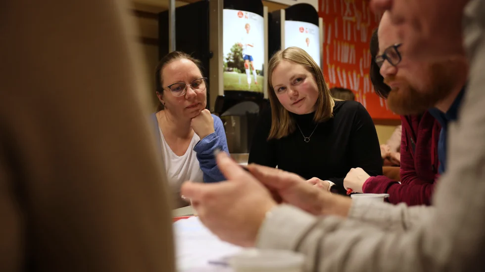 Åsa Kjellbergs (t.v.) största önskan när det kommer till översiktsplanen är att orienteringsverksamheten ska kunna fortsätta. Hon och Moa Kjellberg (t.h.) är med i Björkfors GOIF, och har kommit till mötet bland annat för att säga sin åsikt om utbyggnaden av bostäder på skogsmark nära Rimforsa samhälle.