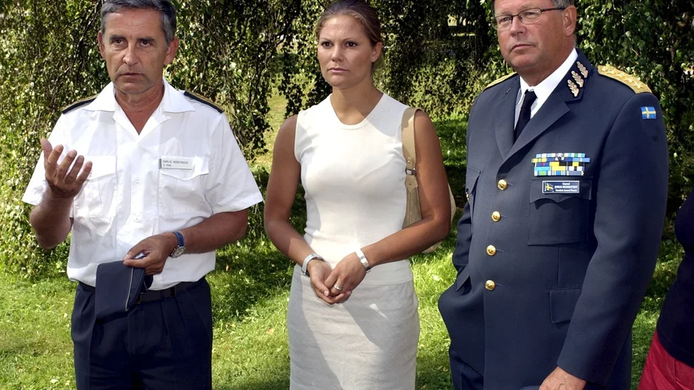 Ett mer än 20-årigt minne av kronprinsessan Victorias då avklarade militära chefskurs. Till vänster Karlis Neretnieks, då rektor på Försvarshögskolan. Till höger dåvarande ÖB Johan Herderstedt som fick inleda bantningen av det svenska invasionsförsvaret. 