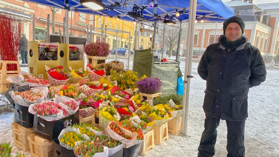 Ibrahim Sarov har sålt blommor i över tjugo år. I tisdags ställde han upp sina buketter på Gyllenhjelmstorget för första gången.
