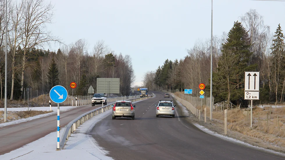 En 2+1-väg är ett sätt att skapa bättre standard och säkerhet längs vägen, ändå planeras inför ett sämre alternativ den sista sträckan mellan Gimo och Börstil, skriver insändarskribenten.
