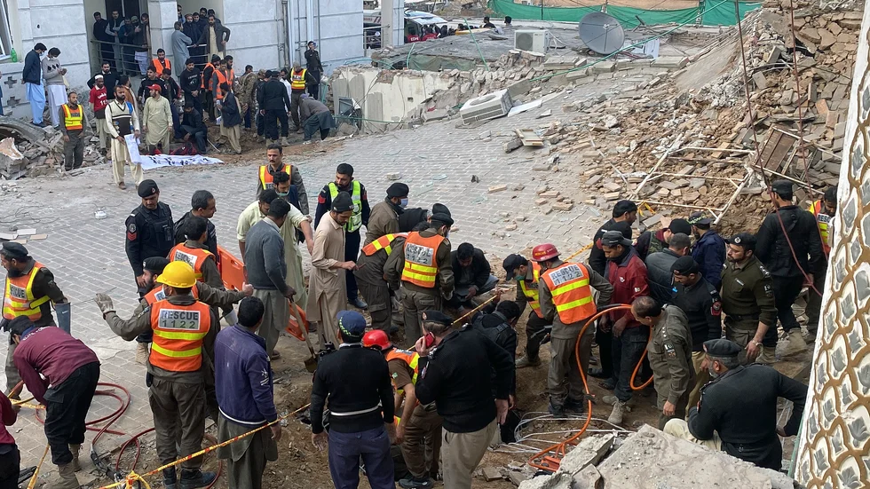 Räddningsarbetet fortsätter efter måndagens massiva explosion vid en moské i Peshawar i Pakistan.