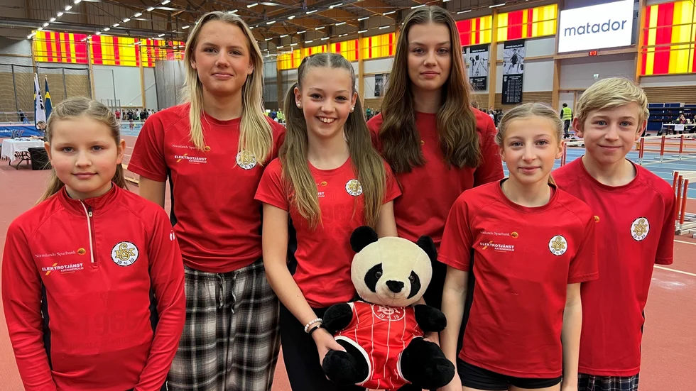 Duktiga KSK:are efter en bra tävling i Uppsala. Från vänster Lili Garmland, Nellie Garmland, Maja Sevelin, Hilma Sevelin, Lovisa Daun och William Daun.