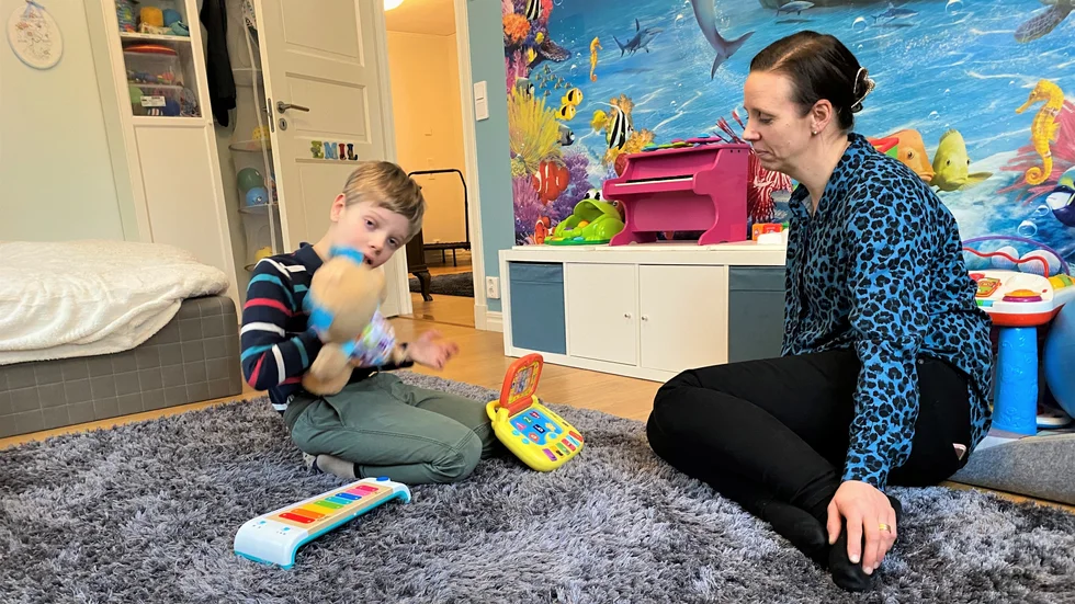"Vi håller på att anställa en ny assistent till Emil som är nio år och det kan väl bli lite svårt att få någon intresserad av att bli anställd av Humana när man inte vet något om framtiden där", säger Ulrika Söderberg.