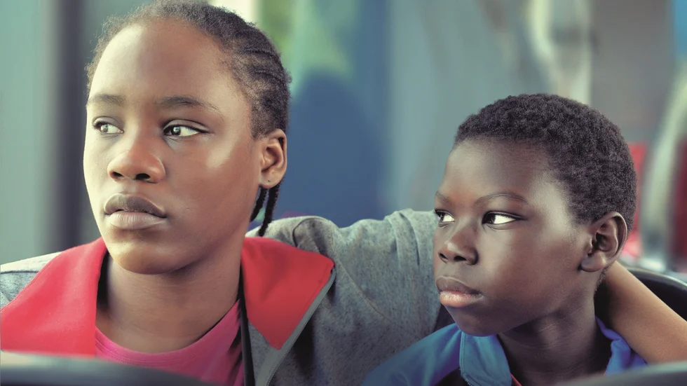 Tori och Lokita (Pablo Schils och Joely Mbundu) hamnar i händerna på ett kriminellt nätverk i bröderna Dardennes hemska saga.