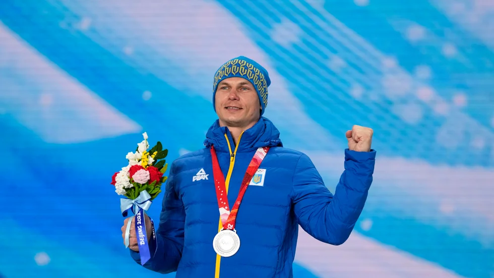 Oleksandr Abramenko, Ukraina, på OS-prispallen efter att ha tagit silver i freestyle i Peking. Nu hotar Ukraina att bojkotta OS i Paris nästa sommar. Arkivbild.