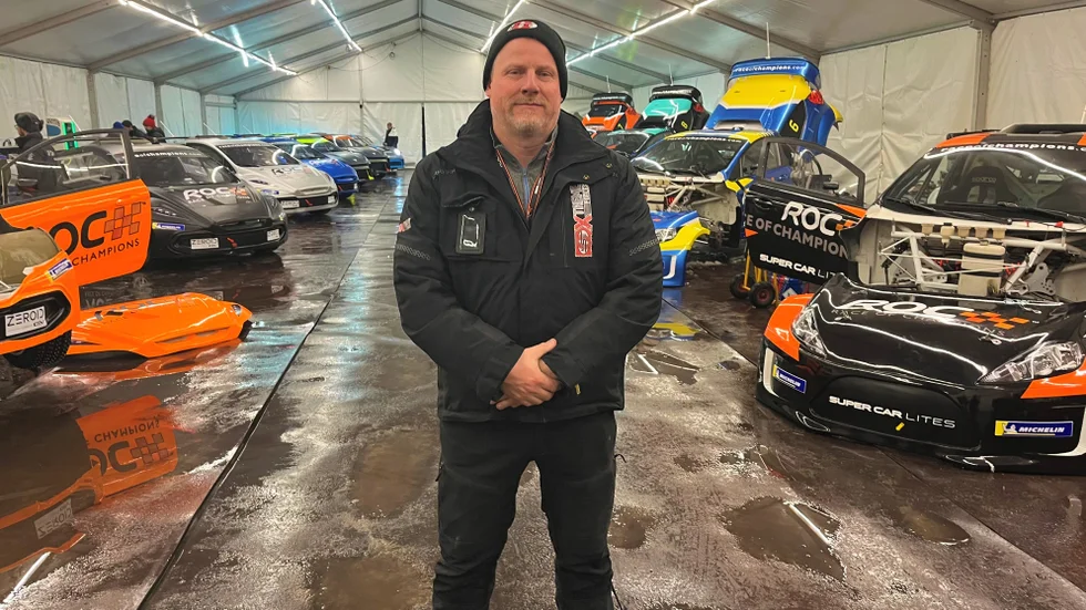 Chefen i garaget. Andreas Eriksson har byggt de flesta av superbilarna som körs under Race of Champions. Och alla är vänliga mot miljön.