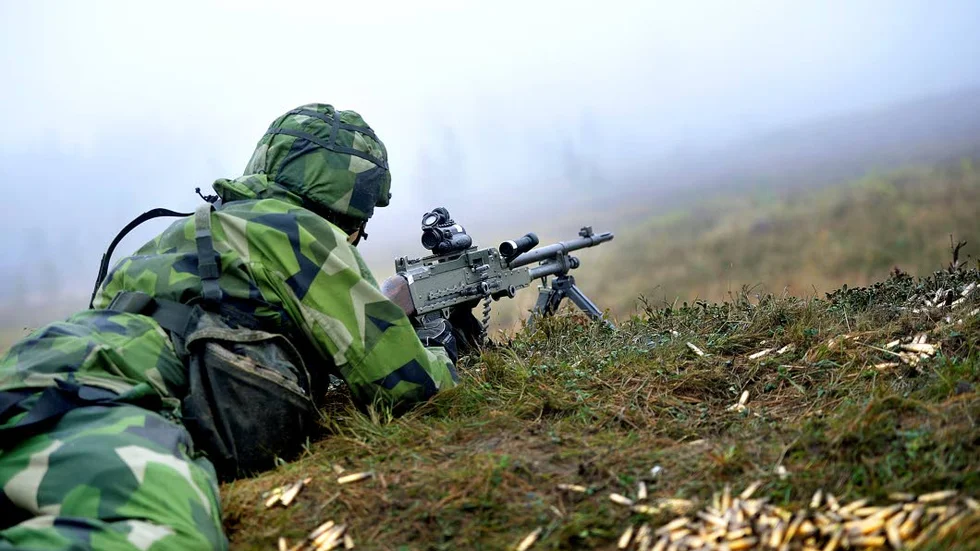 Svenskt försvar.  Ett försvar uppbyggt på allmän värnplikt har blivit ersatt av en krigsmakt med ett pliktsystem som ska tjäna Nato när helst de kallar. Kan nya värnplikten vara ett led in i Nato, menar insändarskribenten.