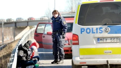polisen stoppar bil i notviken
