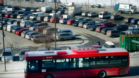 För höga halter av kväveoxid. Naturvårdsverket kräver att Luleå snabbt åtgärdar den dåliga trafiksituationen. Bland annat måste fler Luleåbor börja åka buss.