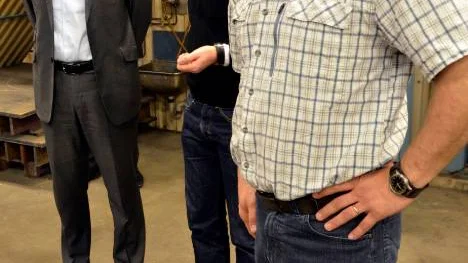 Ägarna Hans Andersson och Fredrik Spegel guidar statsministern.