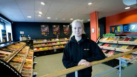 Emma Renberg på Hemmakväll säljer godis i massor till påsken.
