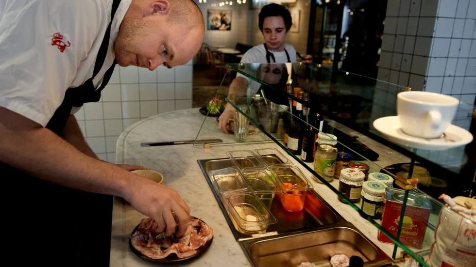 ”Med tanke på klimatet kan vi inte fortsätta att äta så mycket kött som vi gör. Min förhoppning är att den mindre mängd vi kommer att äta blir av högre kvalitet”, säger stjärnkocken Johan Jureskog i en intervju i Aftonbladet.