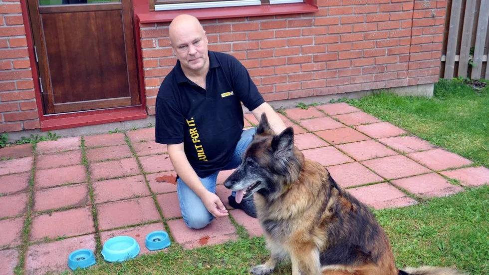 Redo. Curt Strömgren och Mysan framför matskålarna på altanen. ”Hunden och igelkottarna gillar samma mat.”