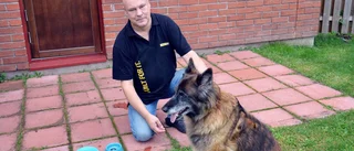 Curt och hunden Mysan är igelkottarnas bästa vänner