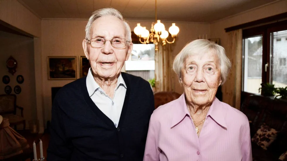 Äkta makar i 70 år och i morgon lördag fyller de 95 år, båda två! Karl-Östen och Margit Norén föddes på samma dag, samma år i samma by, bara ett par hus och timmar ifrån varandra. ”Men jag föddes först”, skrattar Margit.