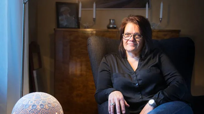 I vardagen. Eva Ljungqvist tar gärna in alster och låter dem bli en del av den egna inredningen. Som här med klotlampan ”Risku”, vars mönster är inspirerat av ett samiskt spänne.