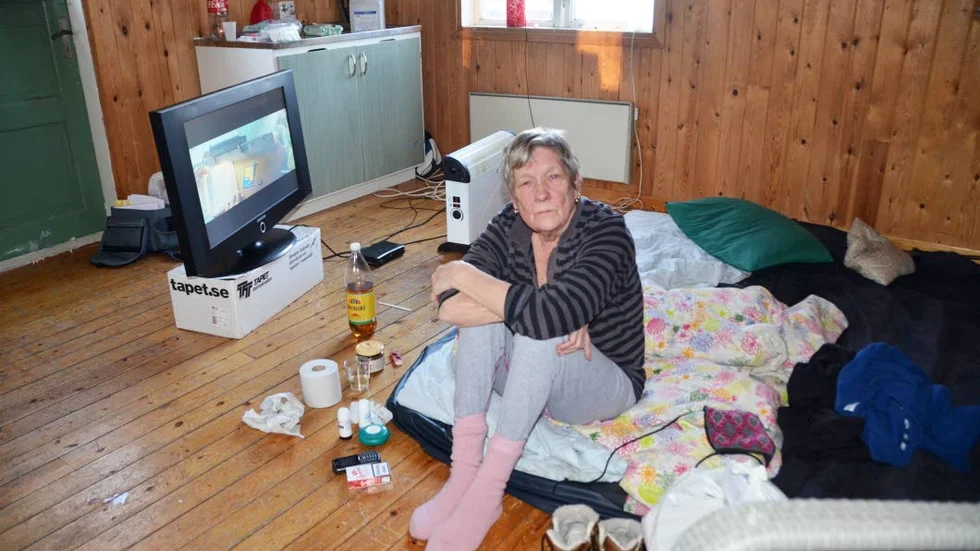 "SÅ HÄR BOR JAG." Marita Platemark i stolpbodan, utan rinnande vatten, där hon sover på en madrass på golvet.