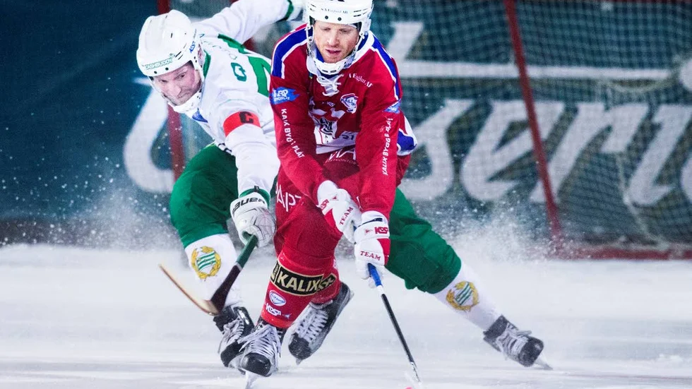 Carl-Johan Rutqvist försöker stjäla bollen.