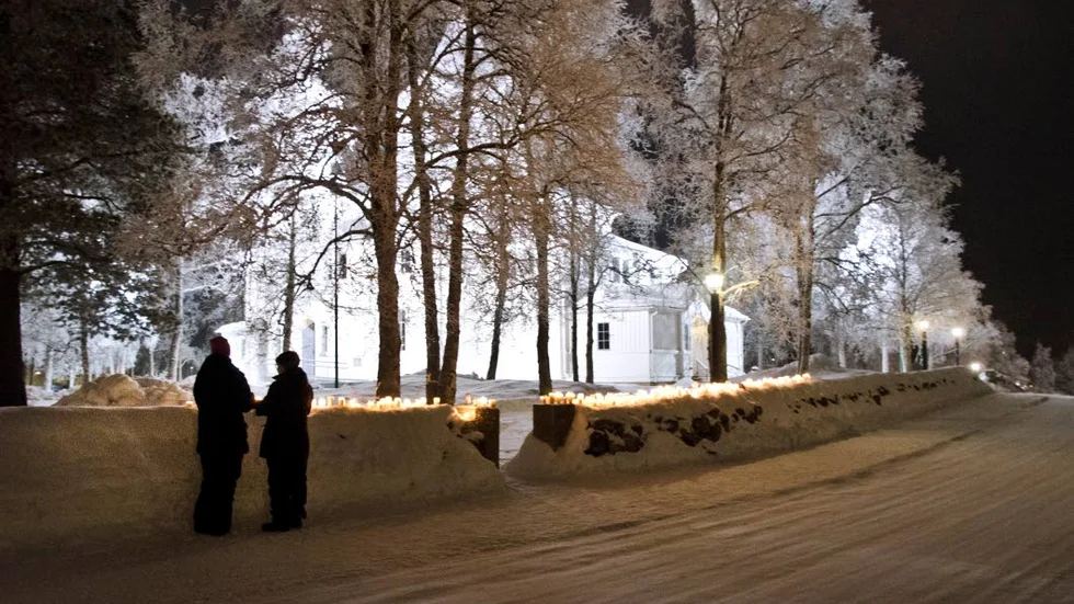 Ljus. Över 170 ljus har tänts på kyrkmuren i Gällivare för att hedra de som omkom i bilolyckan på nyårsafton.