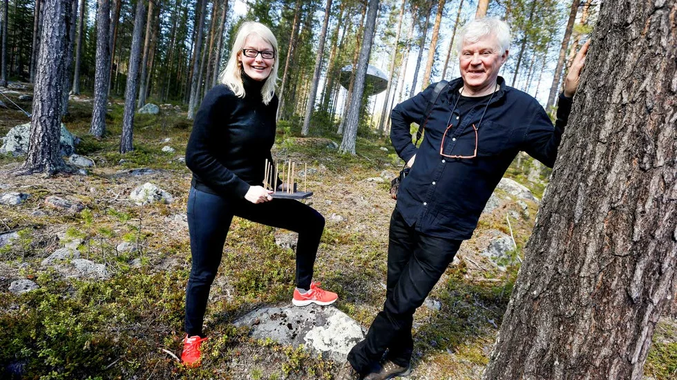 ÖPPNAR. Nu öppnas dörren för världspressen till det sjunde rummet på Treehotel. Här är arkitekten Jenny Osuldsen, som utformat det nya rummet, tillsammans med  Kent Lindvall, delägare i Treehotel.