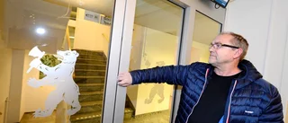 Kommunhuset låses efter hot