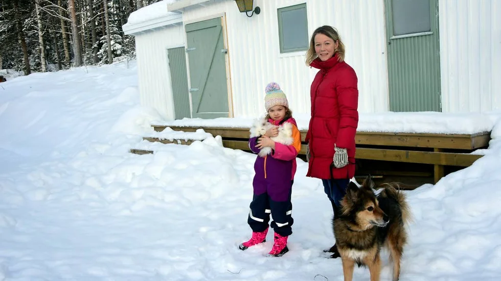 HEMMA. Astrid Johansdotter med kaninen Prins Kenny och mamma Lotta Lennartsdotter med hunden Chrille hemma på gården i Svartlå.