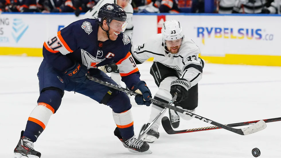 Viktor Arvidsson, till höger, här i närkamp med superstjärnan Conor McDavid i nattens möte med Edmonton Oilers.