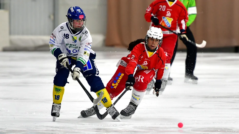 Clara Ringmar, här under första halvlek mot Skirö, tvingades lämna isen när det var 20 minuter kvar. Hon krockade med lagkompisen Liv Sobek och blev liggande på isen med befarad hjärnskakning.