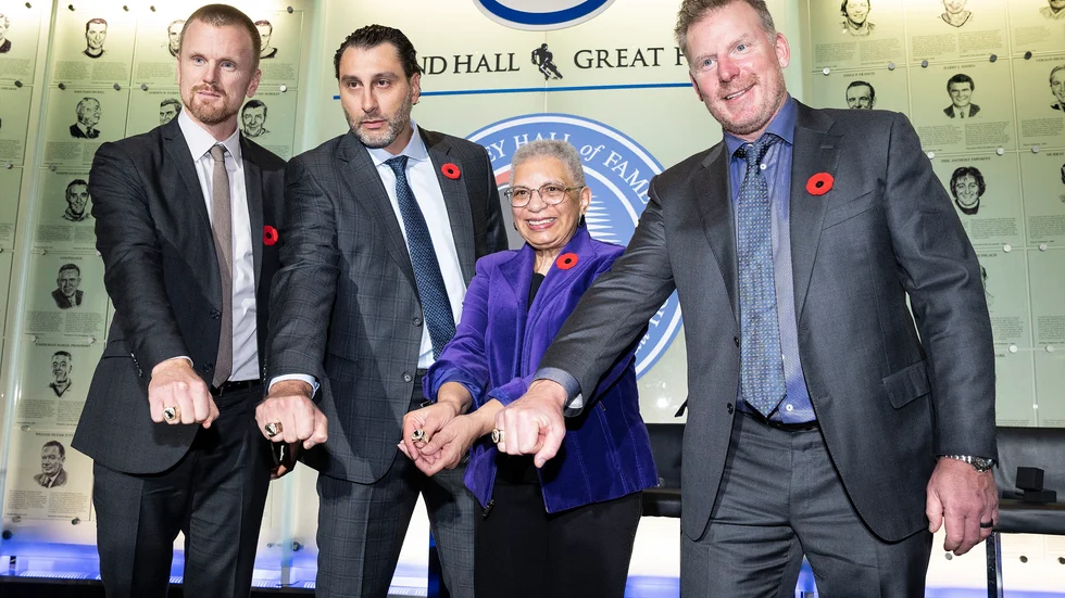 Daniel Sedin, Roberto Luongo, Herb Carnegie's dotter Bernice Carnegie, och Daniel Alfredsson visar upp Hall of Fame-ringarna vid en ceremoni i söndags.