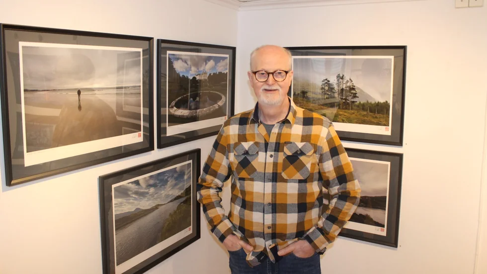 Fotografen Håkan Ahldén, född i Vadstena och bosatt i Sturefors söder om Linköping, ställer just nu ut på Galleri Vita Rum i Vadstena.