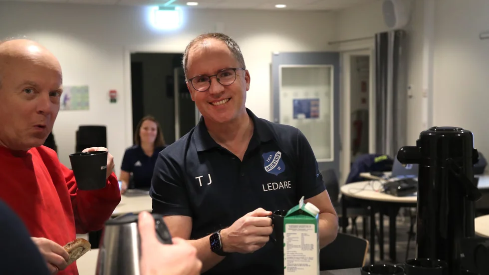 Tomas Karlsson och Torbjörn Jonsson hämtar fika innan styrelsemötet drar igång.