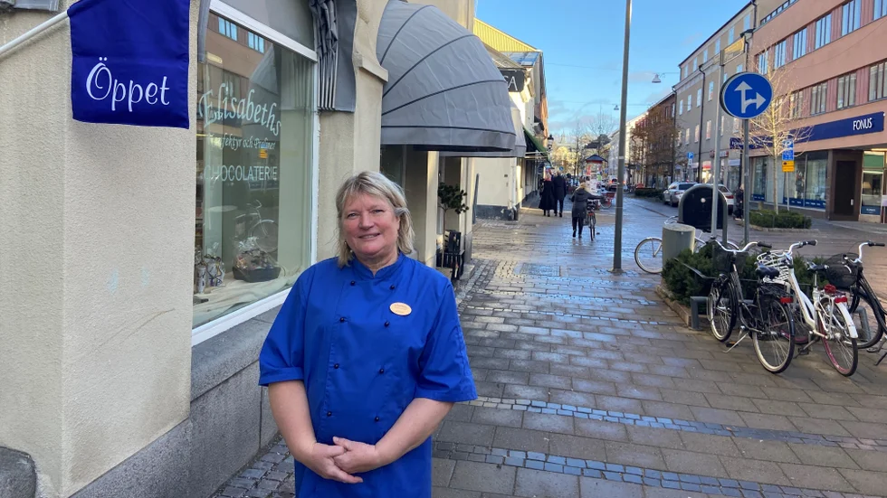 Elisabeth Moglia, som driver en pralinbutik, hoppas och tror att det kan bli bra med bilfritt på Östra storgatan. Men hon har vissa förbehåll.