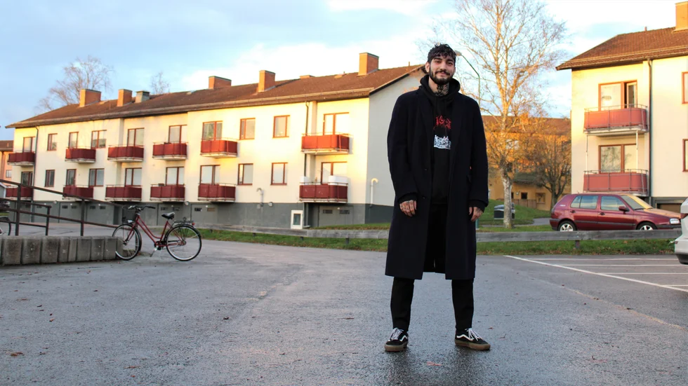 Ser du någon risk för att du som man återigen tar fokus från kvinnor genom ditt engagemang?
"Det är jätteviktig fråga och jag känner att jag slirat många gånger i den balansgången. Jag vill inte ta plats på någon annans bekostnad och jag försöker därför att vända mig till andra män. Det är till dem jag talar och dem jag vill nå", säger Yoldas. 