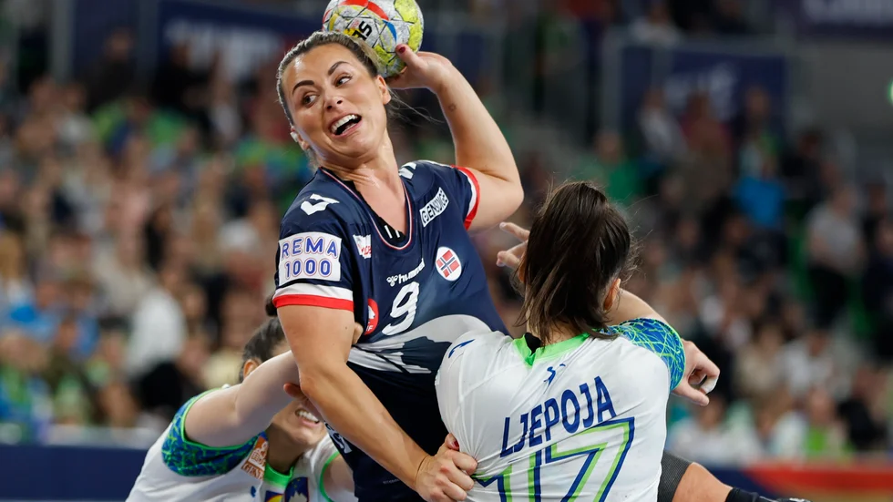 Norges Nora Mørk i anfall under matchen mellan Norge och Slovenien.