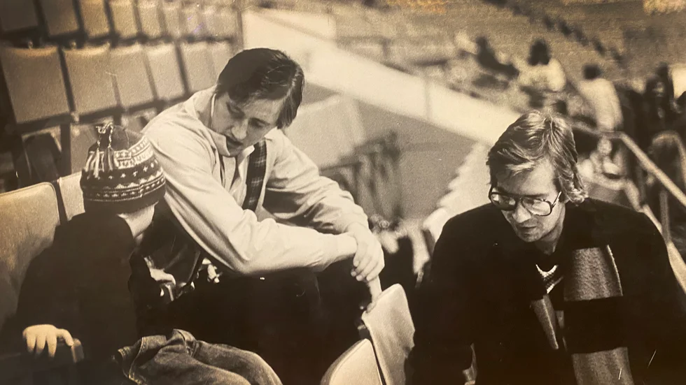 Anders Salming, 3 år, Börje Salming, 26, och Roger Pettersson, 24, på läktaren i Maple Leaf Gardens i Toronto, november 1977. För en av dem blev det ett minne för livet.